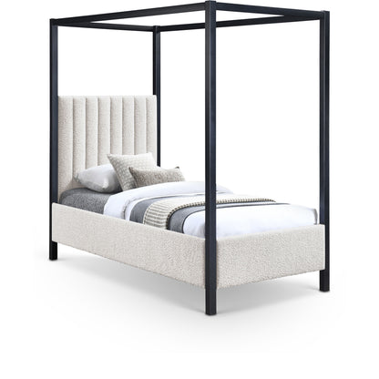 Kelly - Bed