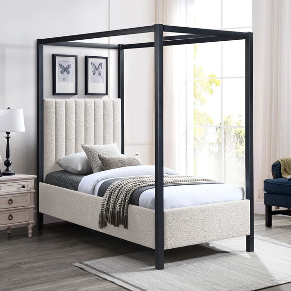 Kelly - Bed
